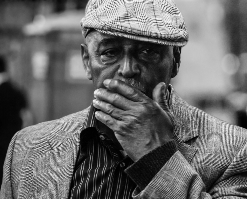 Ein Mann in den Straßen von New York. Foto: Simon Hollay. Vorlesung »Digitale Fotografie« an der DHBW Heilbronn.